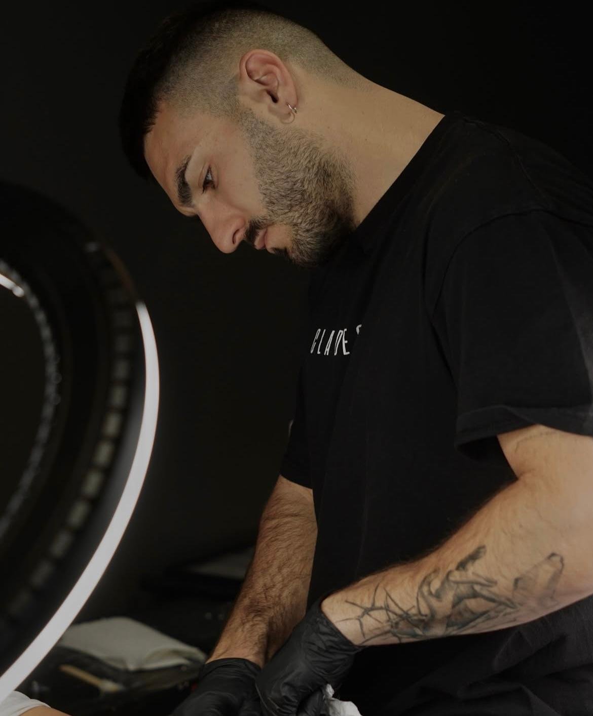 Tatuador preparándose para tatuar